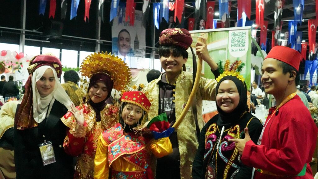 Diaspora Indonesia mengenakan baju adat nusantara di Pasar Senggol Turkiye. MOJOK.CO