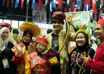 Diaspora Indonesia mengenakan baju adat nusantara di Pasar Senggol Turkiye. MOJOK.CO