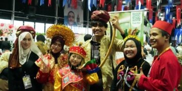 Diaspora Indonesia mengenakan baju adat nusantara di Pasar Senggol Turkiye. MOJOK.CO