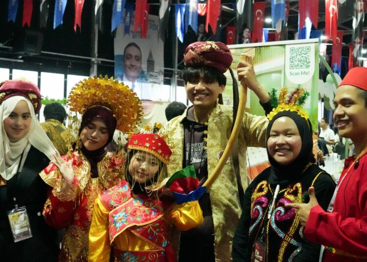 Diaspora Indonesia mengenakan baju adat nusantara di Pasar Senggol Turkiye. MOJOK.CO