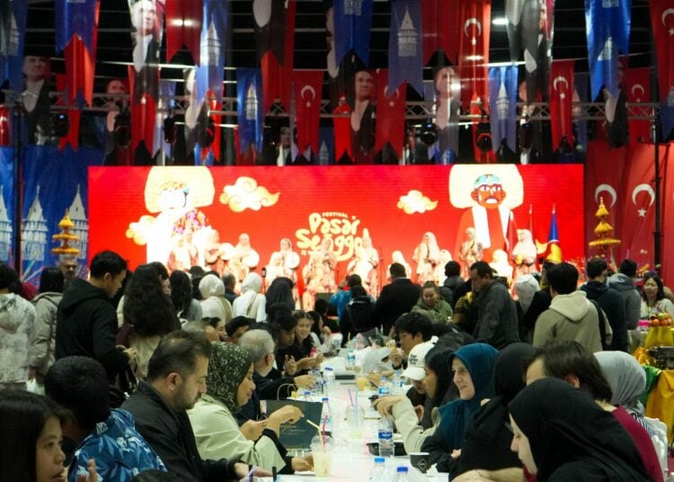 Pengunjung mancanegara. MOJOK.CO