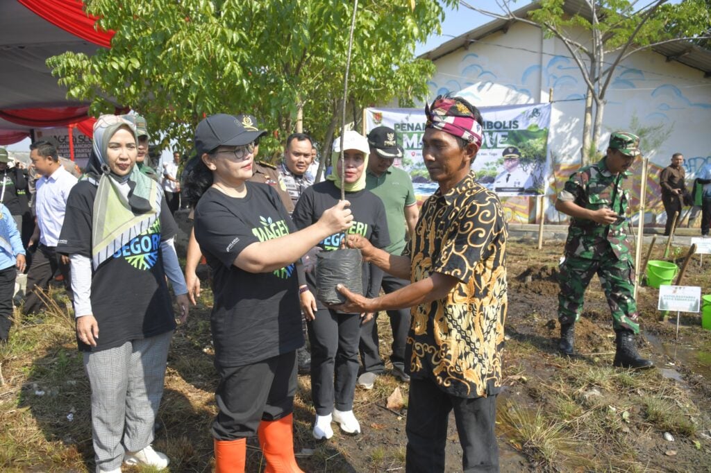 Wali Kota Semarang, Agustina Wilujeng ajak warga pesisir memagari laut dengan menanam cemara laut MOJOK.CO