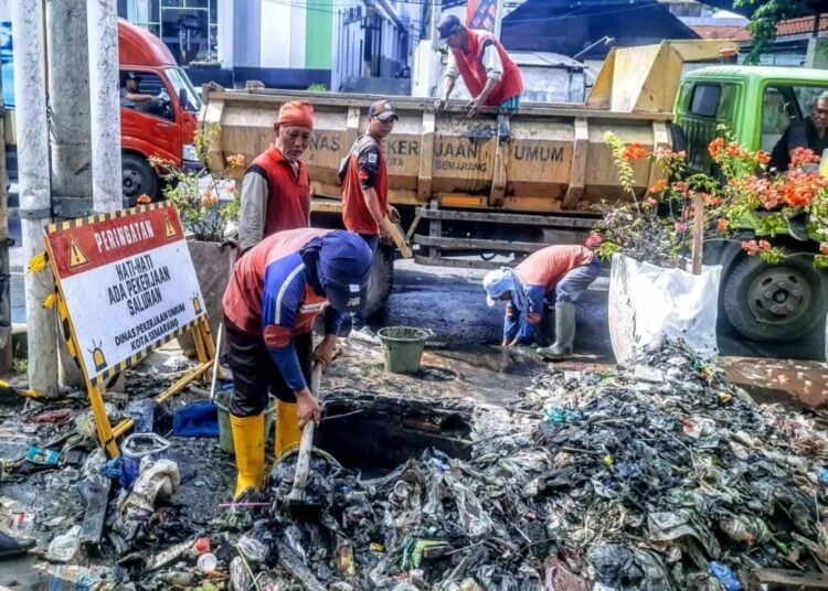 Pasukan Bebek 1 bersihkan saluran air guna atasi banjir. MOJOK.CO