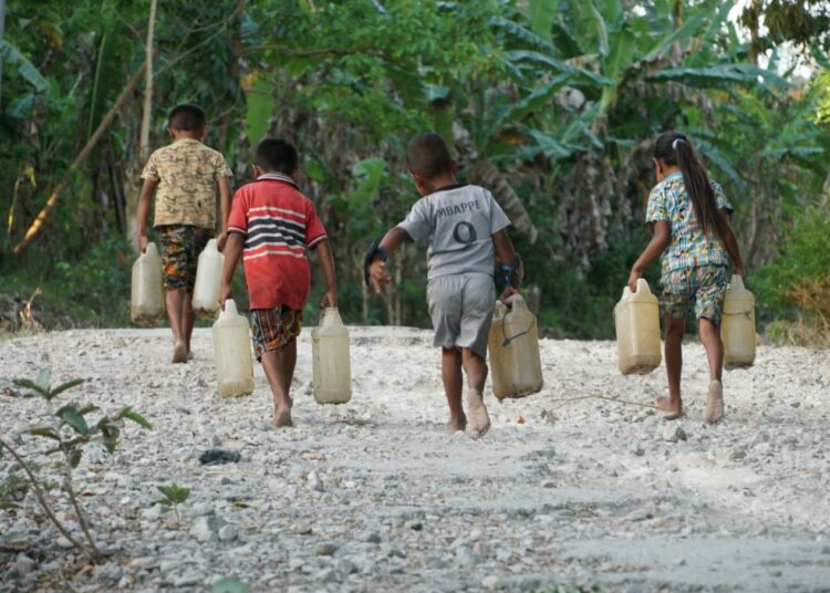 Anak-anak Desa Nifukani, Nusa Tenggara Timur (NTT) saat mencari air bersih MOJOK.CO