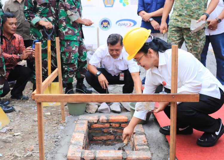 Wali Kota Semarang, Agustina Wilujeng, meletakkan batu pertama pembanguna Koperasi Merah Putih MOJOK.CO