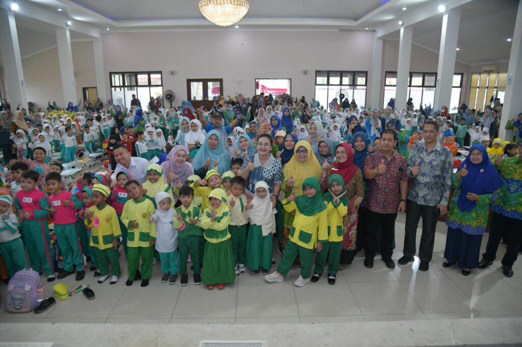 Wali Kota Semarang, Agustina Wilujeng, saat menghadiri Festival Anak Sholeh Bustanul Athfal MOJOK.CO
