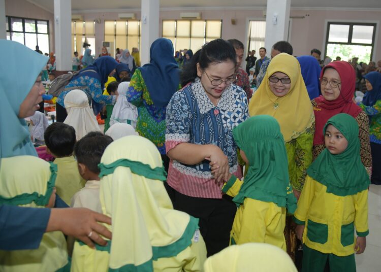 Wali Kota Semarang, Agustina Wilujeng, saat menghadiri Festival Anak Sholeh Bustanul Athfal MOJOK.CO