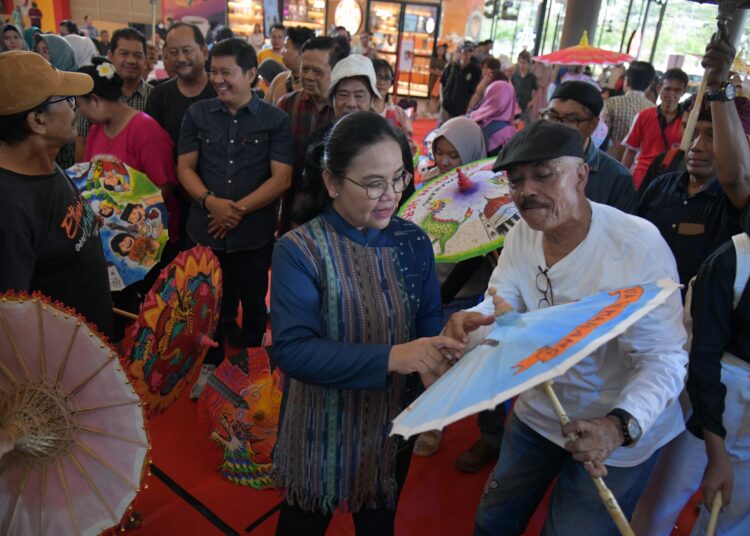 Lomba Melukis Payung dan KIpas 2025 di Kota Semarang jadi ruang temu para seniman MOJOK.CO
