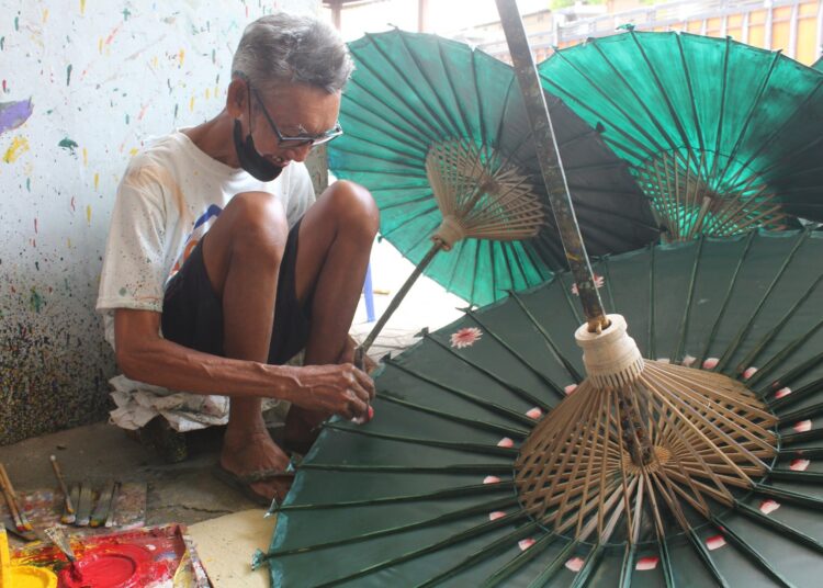 Perajin payung di Juwiring, Klaten. MOJOK.CO