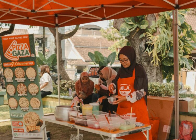 Kegiatan juga diramaikan oleh bazar makanan dan minuman MOJOK.CO