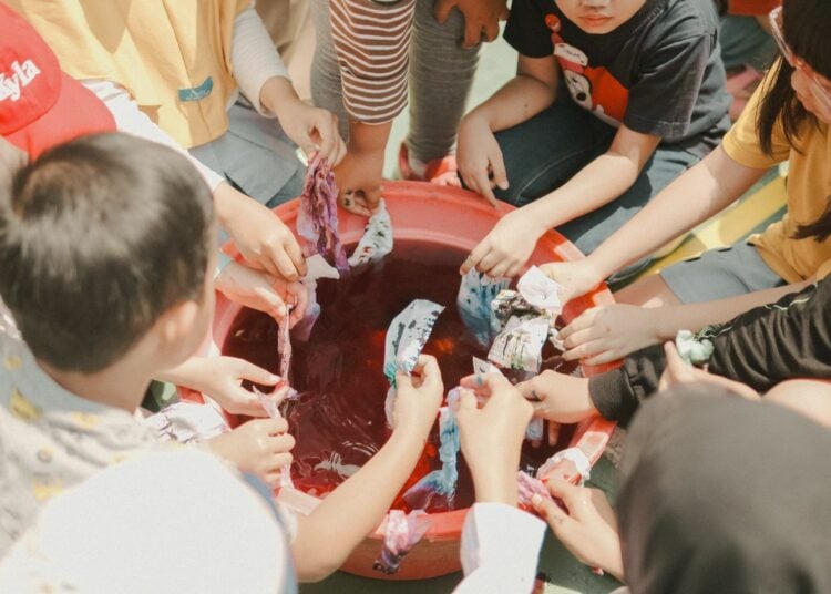 Anak-anak mengikuti workshop sains kapilaritas air di Taman Bakung, Baciro, Kota Yogyakarta MOJOK.CO