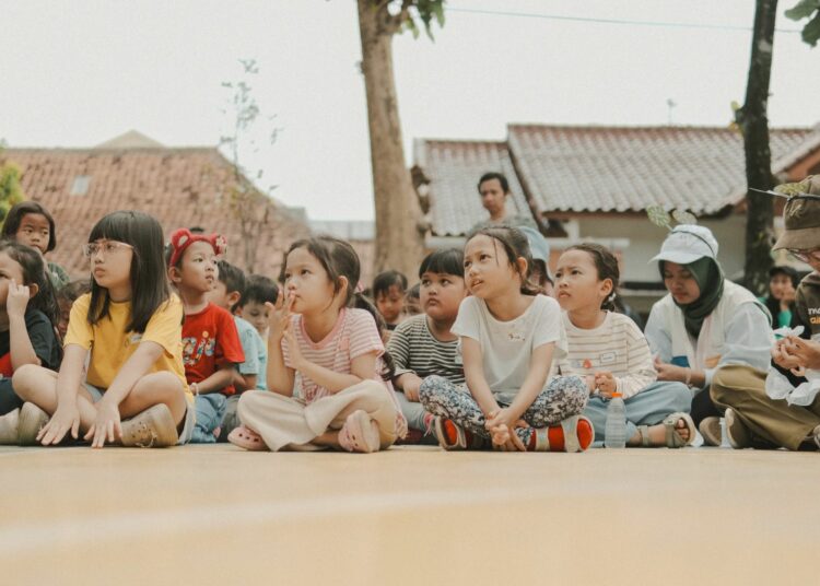 Anak-anak menyimak dongeng di Taman Bakung, Baciro, Kota Yogyakarta MOJOK.CO