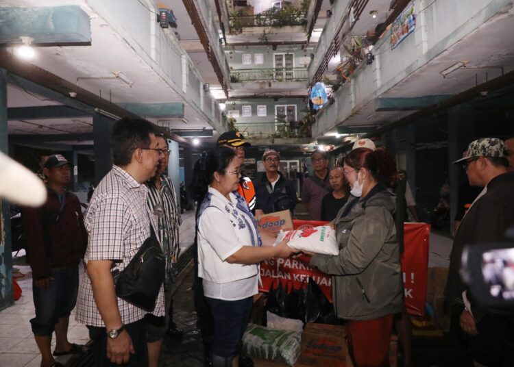 Agustina bertemu warga. MOJOK.CO