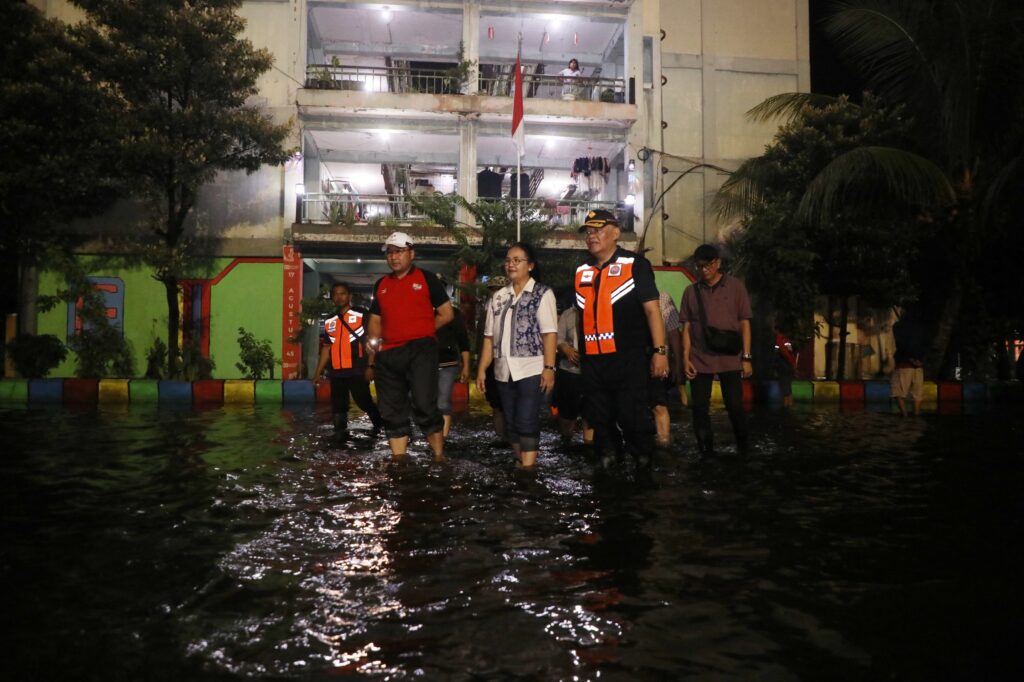Wali Kota Semarang, Agustina pantau banjir di Kaligawe dan Muktiharjo Kidul. MOJOK.CO