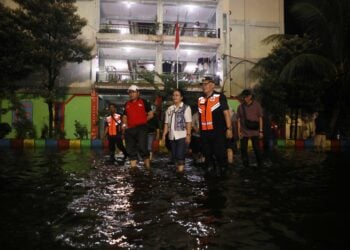 Wali Kota Semarang, Agustina pantau banjir di Kaligawe dan Muktiharjo Kidul. MOJOK.CO