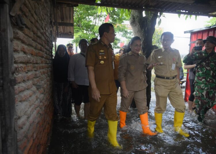 Wali Kota Semarang, Agustina Wiluleng dan Gubernur Jawa Tengah Ahmad Luthfi meninjau banjir di Genuk, Kota Semarang MOJOK.CO