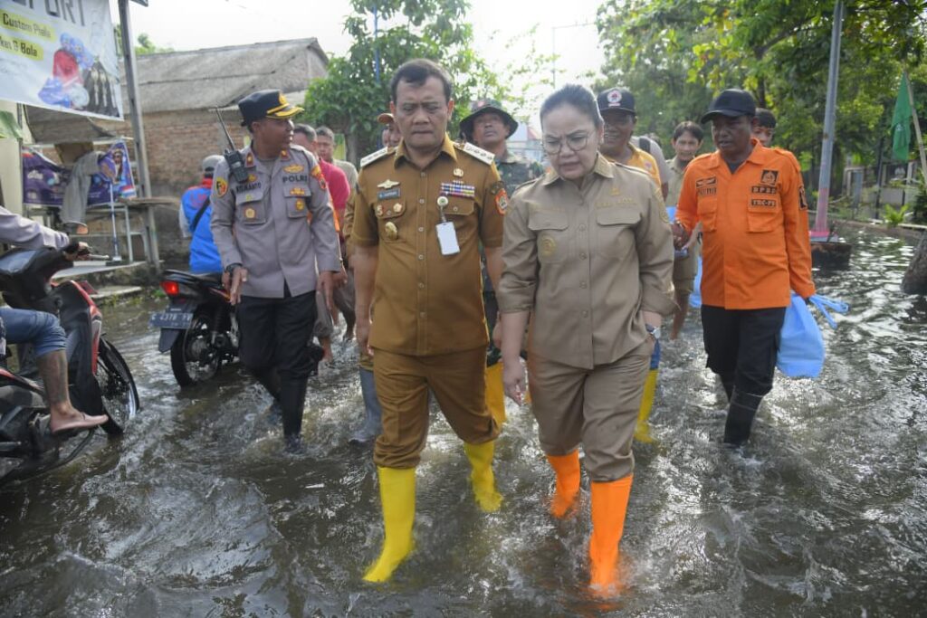 Wali Kota Semarang, Agustina Wiluleng dan Gubernur Jawa Tengah Ahmad Luthfi meninjau banjir di Genuk, Kota Semarang MOJOK.CO