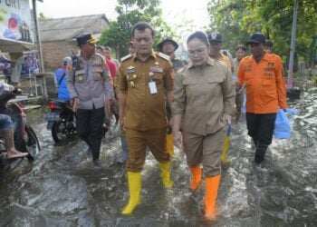 Wali Kota Semarang, Agustina Wiluleng dan Gubernur Jawa Tengah Ahmad Luthfi meninjau banjir di Genuk, Kota Semarang MOJOK.CO