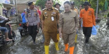 Wali Kota Semarang, Agustina Wiluleng dan Gubernur Jawa Tengah Ahmad Luthfi meninjau banjir di Genuk, Kota Semarang MOJOK.CO