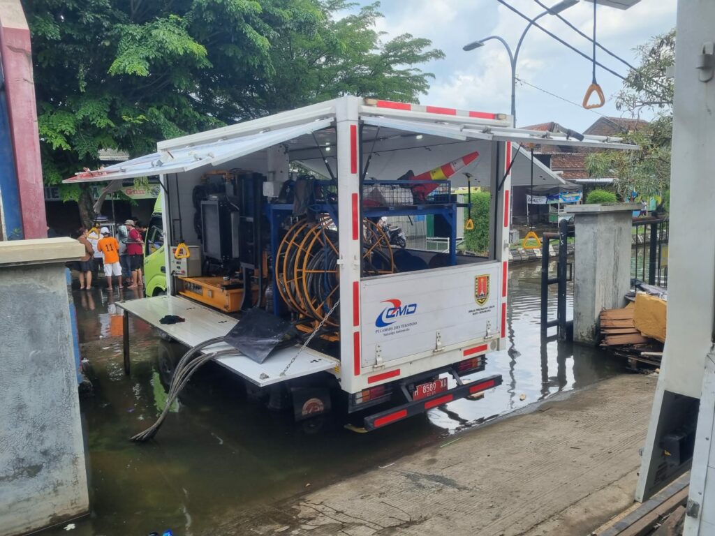 Pompa-pompa dikerahkan atasi genangan banjir akibat curah hujan tinggi Kota Semarang MOJOK.CO