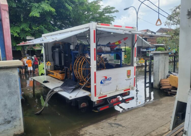Pompa-pompa dikerahkan atasi genangan banjir akibat curah hujan tinggi Kota Semarang MOJOK.CO