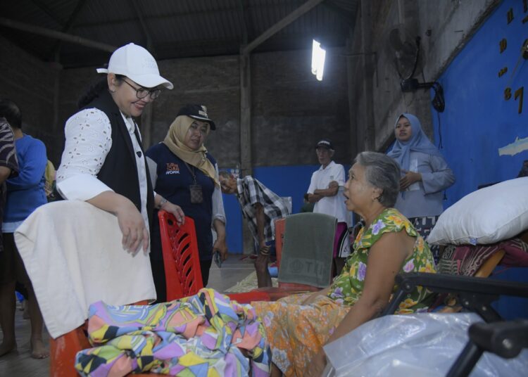 Wali Kota Semarang, Agustina Wilujeng tinjau posko pengungsian warga terdampak banjir MOJOK.CO