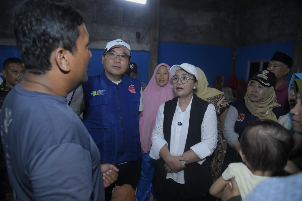 Wali Kota Semarang, Agustina Wilujeng salurkan bantuan untuk warga terdampak banjir di posko pengungsia MOJOK.CO