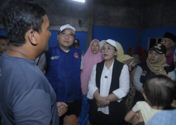 Wali Kota Semarang, Agustina Wilujeng salurkan bantuan untuk warga terdampak banjir di posko pengungsia MOJOK.CO