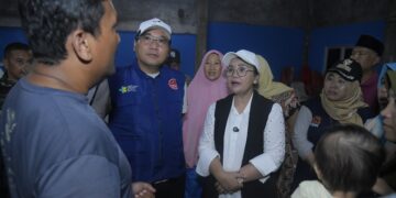 Wali Kota Semarang, Agustina Wilujeng salurkan bantuan untuk warga terdampak banjir di posko pengungsia MOJOK.CO