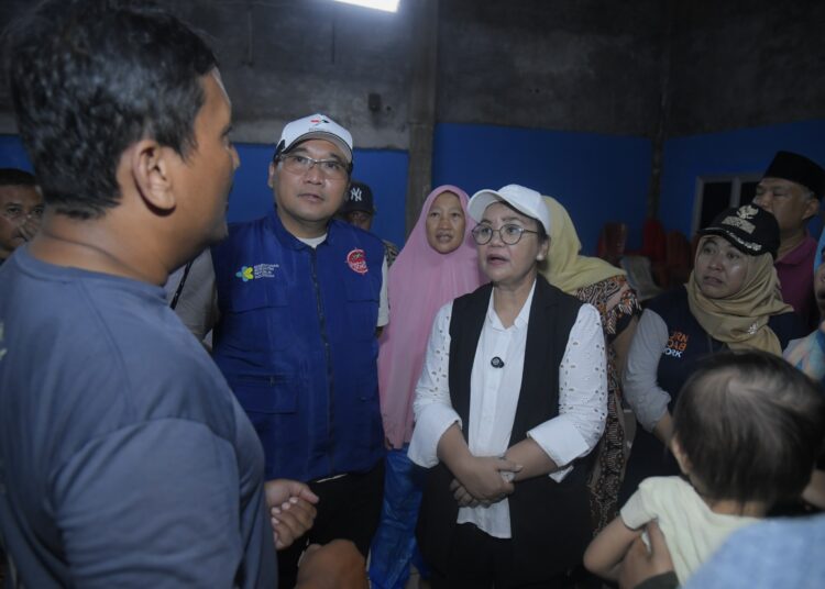 Wali Kota Semarang, Agustina Wilujeng salurkan bantuan untuk warga terdampak banjir di posko pengungsia MOJOK.CO
