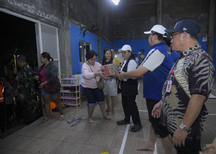 Wali Kota Semarang, Agustina Wilujeng salurkan bantuan untuk warga terdampak banjir di posko pengungsia MOJOK.CO