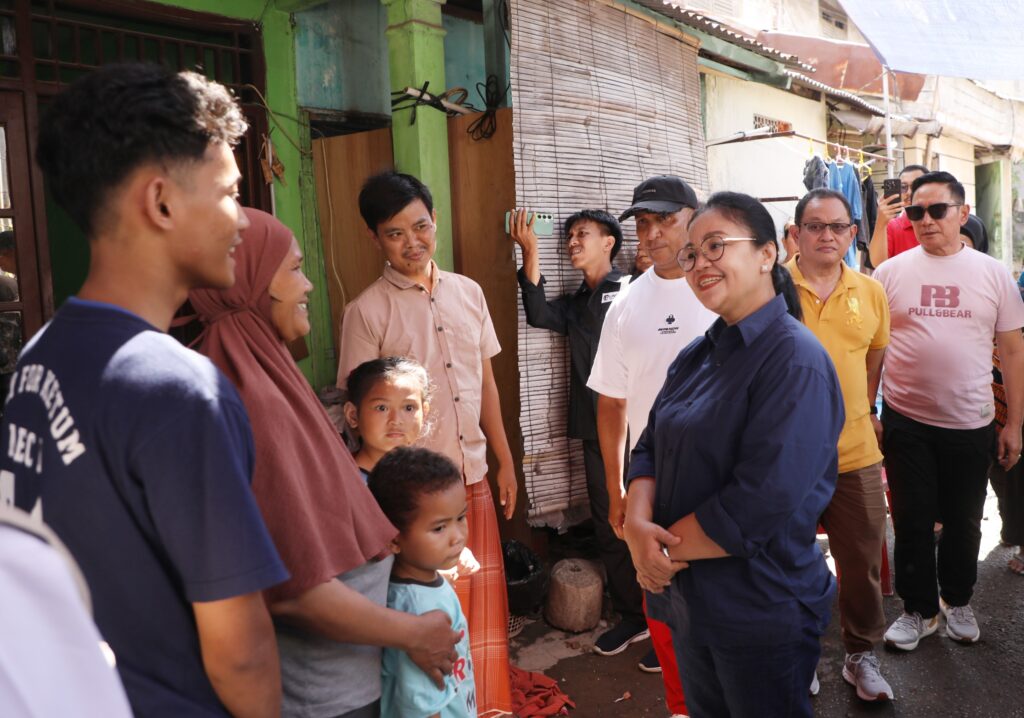 Wali Kota Semarang, Agustina Wilujeng kunjungi rumah roboh akibat hujan deras yang renggut korban jiwa MOJOK.CO