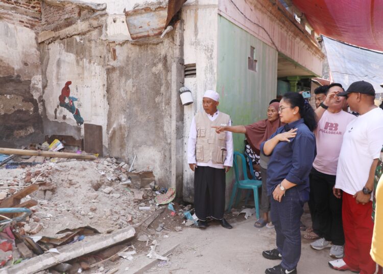 Wali Kota Semarang, Agustina Wilujeng kunjungi rumah roboh akibat hujan deras yang renggut korban jiwa MOJOK.CO