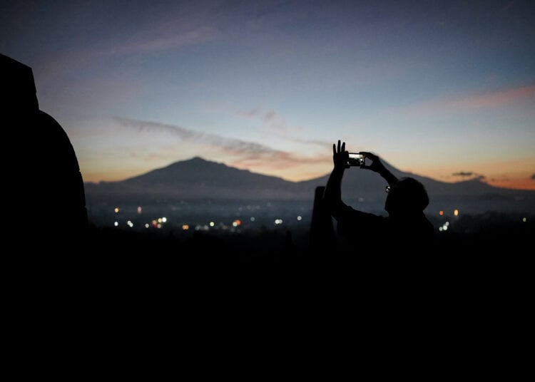 Melihat matahari terbit di candi. MOJOK.CO