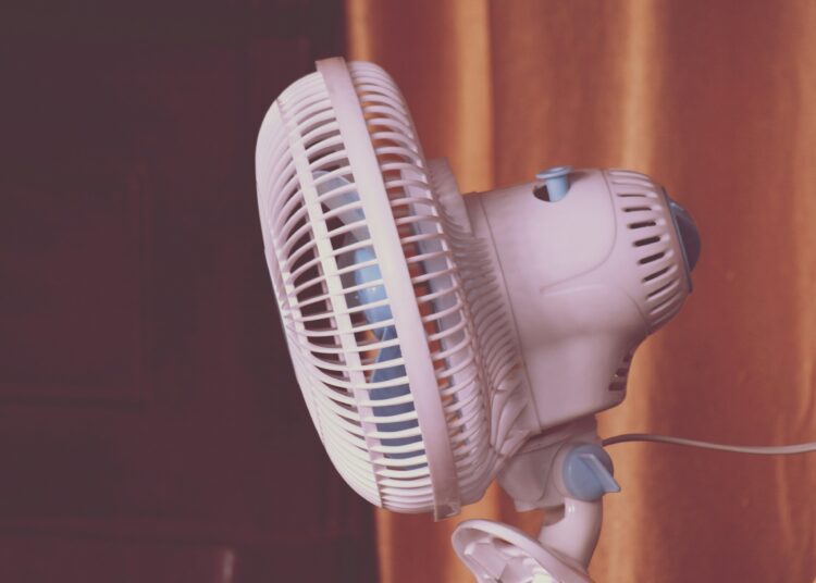 Cuaca panas bikin kipas angin tak berhenti berputar MOJOK.CO