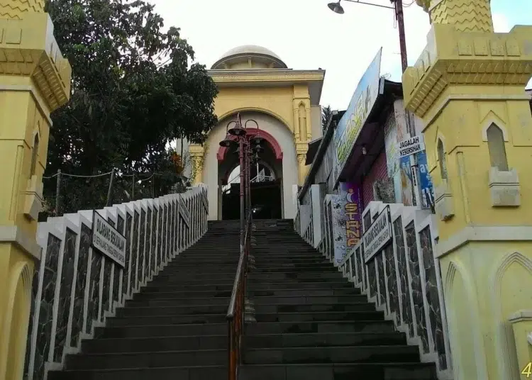 Ribuan anak tangga untuk menuju puncak Gunung Muria, makan Sunan Muria, di Colo, Kudus MOJOK.CO