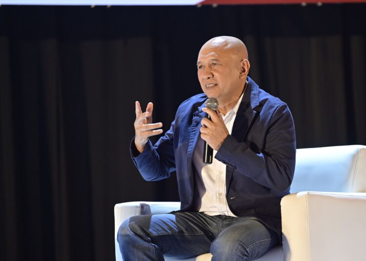 Ketua Dewan Penasehat Ikatan Alumni Universitas Pendidikan Indonesia TetenMasduki menjadi narasumber dalam kegiatan Temu Wicara Sejiwa Setanah Air di hadapan Beswan Djarum (penerima Djarum Beasiswa Plus) MOJOK.CO