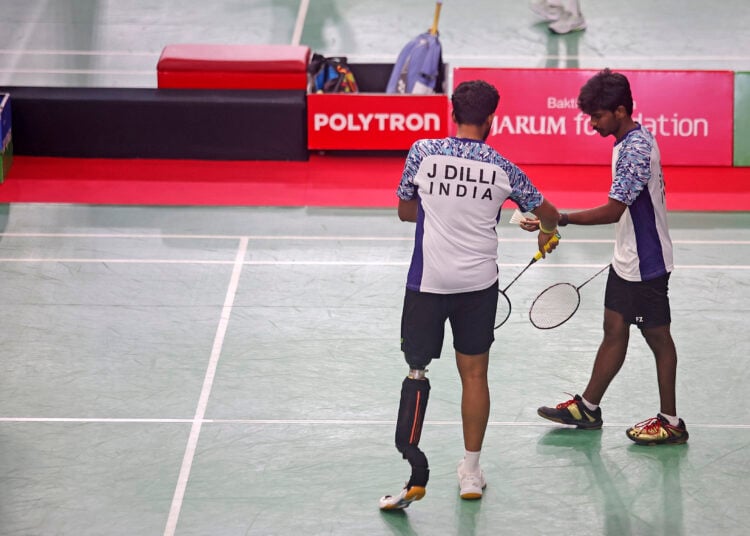 Jagadesh Dilli, atlet para-badminton yang bermain dengan kaki palsu di ajang Polytron Para Badminton International 2025 di GOR Manahan, Solo MOJOK.CO