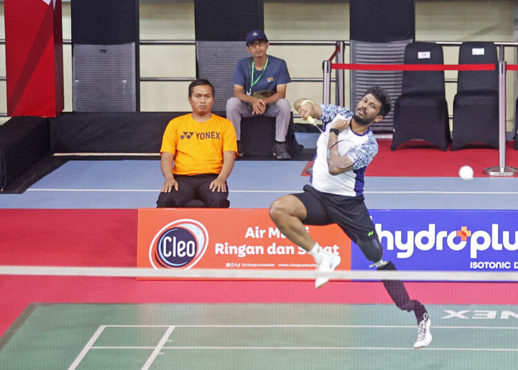 Jagadesh Dilli, atlet para-badminton yang bermain dengan kaki palsu di ajang Polytron Para Badminton International 2025 di GOR Manahan, Solo MOJOK.CO