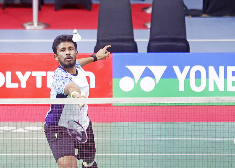 Jagadesh Dilli, atlet para-badminton yang bermain dengan kaki palsu di ajang Polytron Para Badminton International 2025 di GOR Manahan, Solo MOJOK.CO