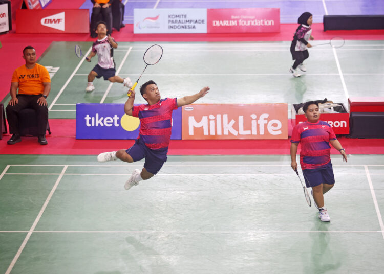 Aksi pasangan Subhan dan Rina Marlina di bulu tangkis difabel Polytron Indoensia Para Badminton 2025 Solo MOJOK.CO
