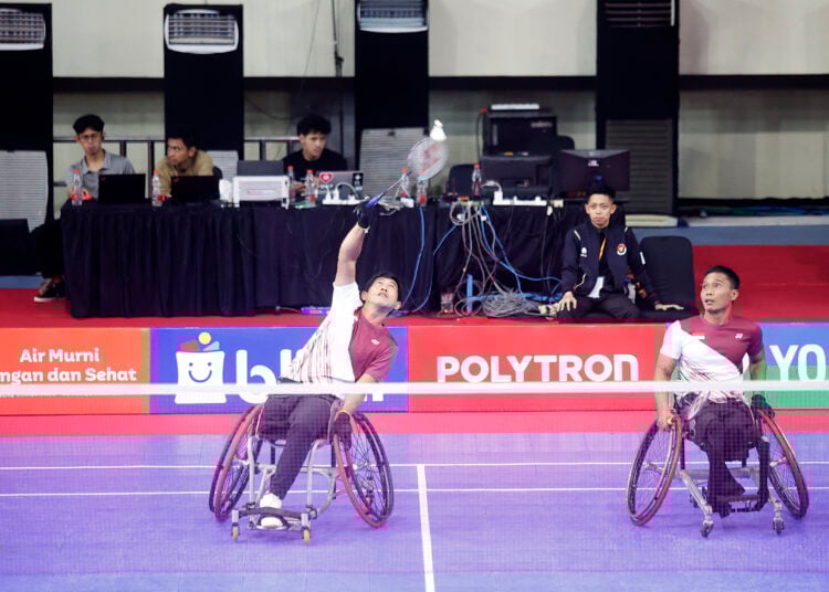 Supriadi berpasangan dengan Agung Widodo di bulu tangkis kursi roda MOJOK.CO