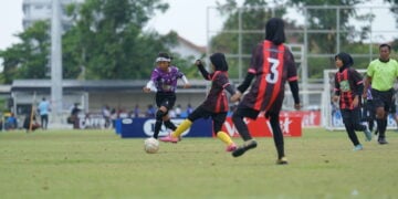 Aksi Joyce Beatricia Adana Putri Bintang, pemain tengah tim KU 10 SDN Cemara Dua di ajang MilkLife Soccer Challenge Solo Seri 1 2025 yang berlangsung di Lapangan Kota Barat, Sabtu (1/11) MOJOK.CO