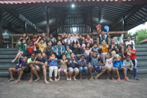 Anak-anak dan pengasuh di LKSA Anak Seribu Pulau MOJOK.CO