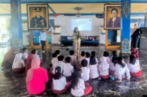 Anak-anak dari sebuah SD melakukan kunjungan ke Memorial Jenderal Besar HM Soeharto di Kemusuk, Sedayu, Bantul, Senin 10 November 2025 MOJOK.CO