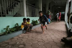 Anak-anak di LKSA Seribu Pulau bermain sunda manda