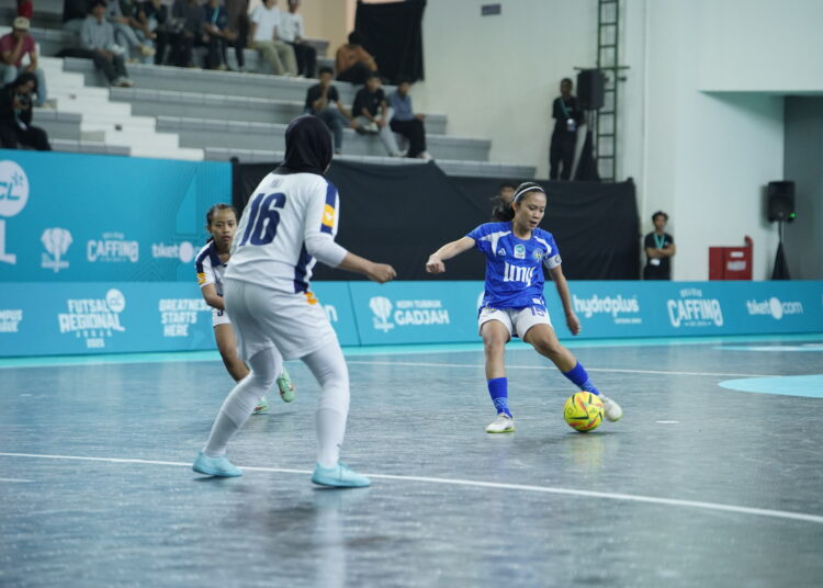 Rinjani mencoba mengalirkan bola ke depan MOJOK.CO