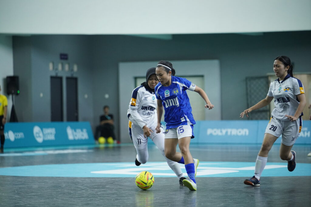 Aksi kapten tim futsal putri Universitas Negeri Yogyakarta (UNY), Rinjani, di event Campus League 2025 Regional Jogja MOJOK.CO