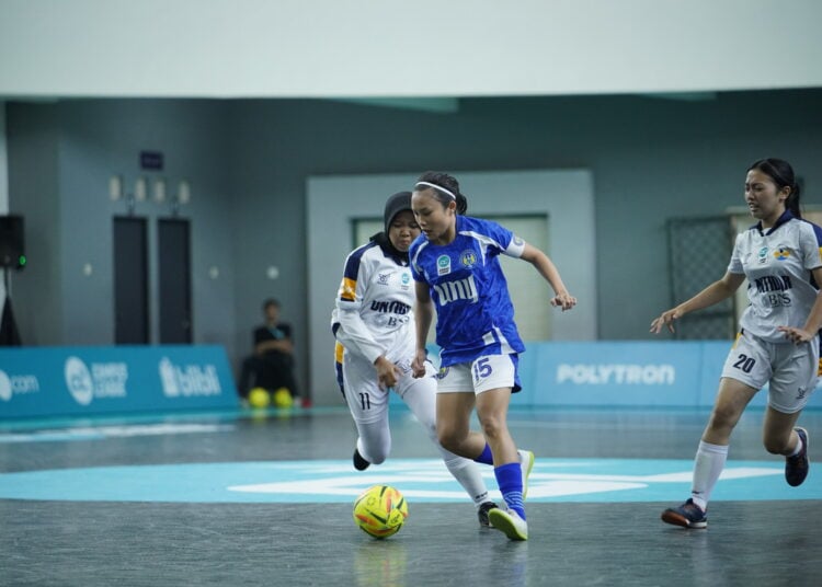 Aksi kapten tim futsal putri Universitas Negeri Yogyakarta (UNY), Rinjani, di event Campus League 2025 Regonal Jogja MOJOK.CO