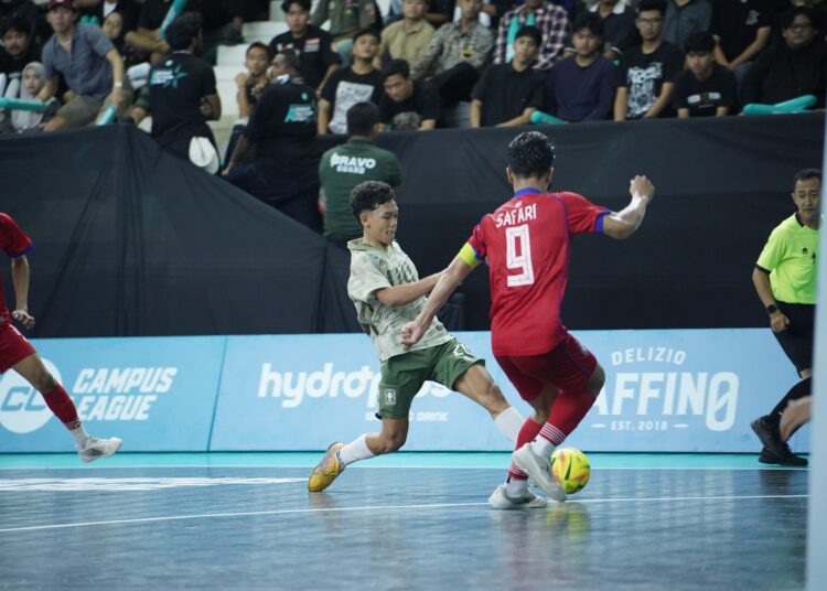 Safari Nur Hannafi (22) (merah), kapten tim futsal UNY MOJOK.CO